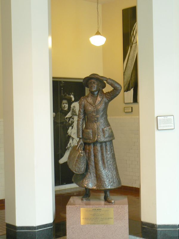 Ellis Island: Statue d Annie Moore